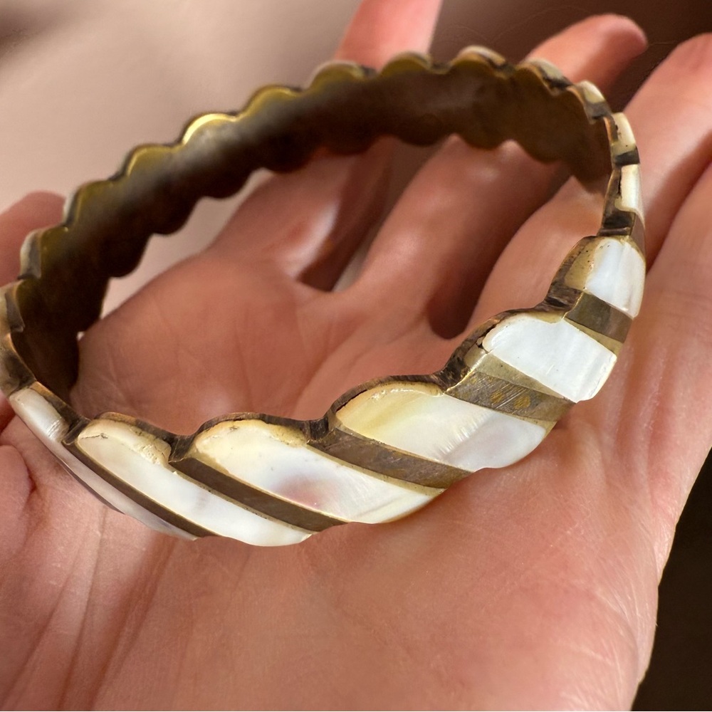 Vintage Mother of pearl brass scalloped art deco wide bangle bracelet - Picture 15 of 17